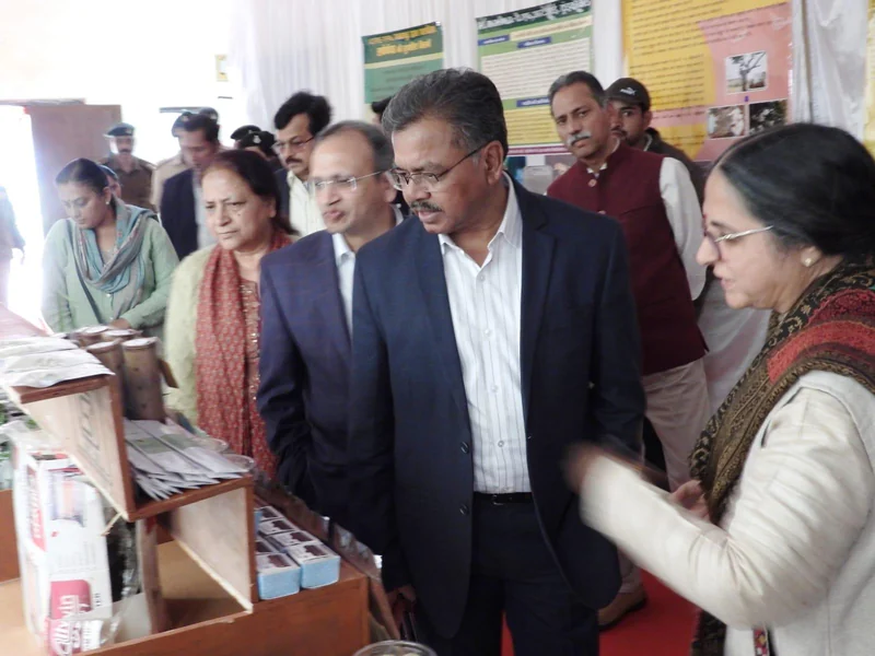 इंदौर वन विज्ञान केंद्र के प्रदर्शन कक्ष में वानिकी नमूने देखते अधिकारी